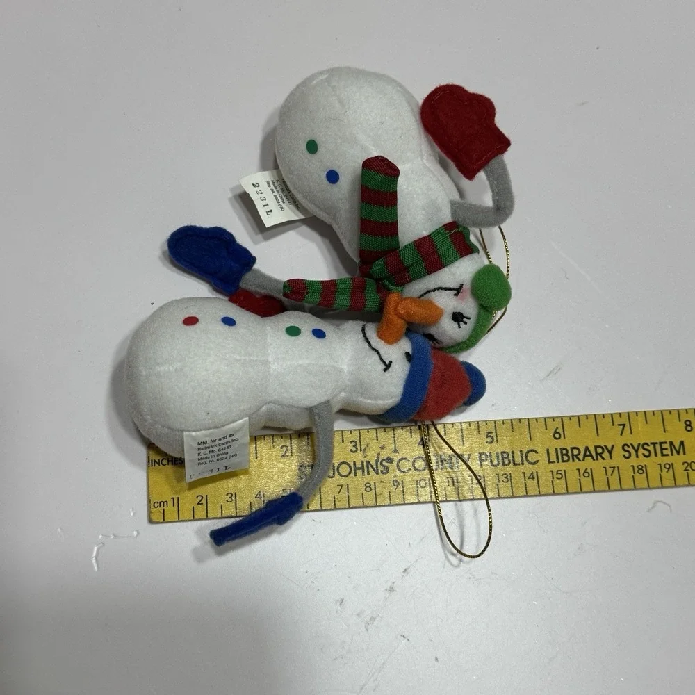 2 HALLMARK MINI KISS KISS COLLECTIBLE VINTAGE SNOWMEN ORNAMENTS Magnetic Noses